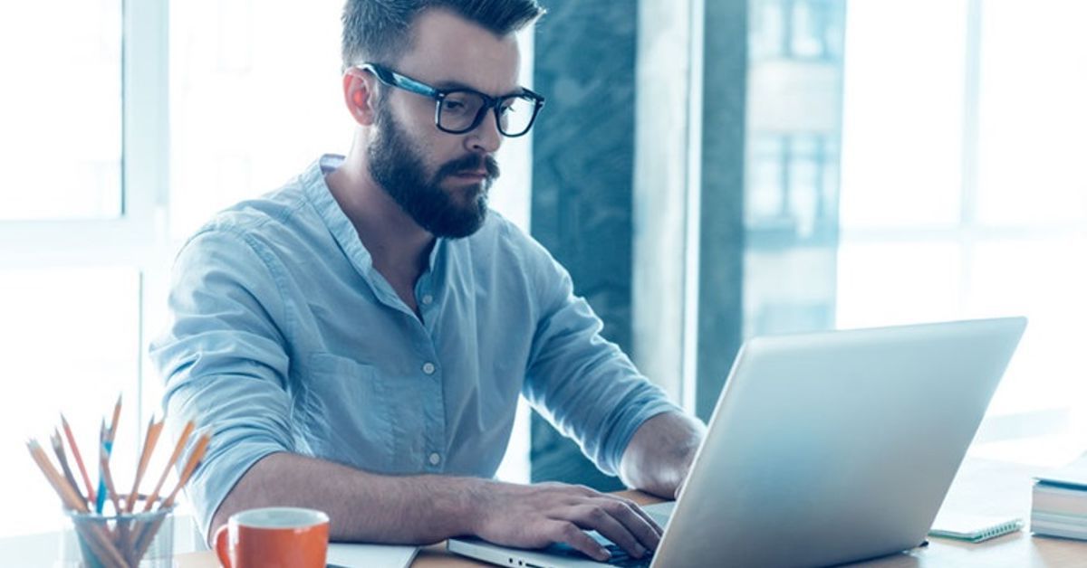 office-working entrepreneur signe depuis ordinateur