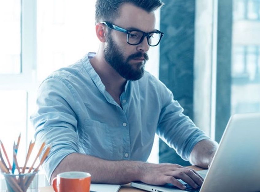 office-working-2 entrepreneur signe depuis ordinateur